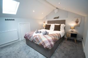 Un dormitorio con una cama grande y una ventana en Ideal Lodgings in Royton en Royton