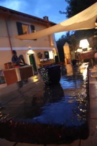 osoba siedząca na ławce w deszczu w obiekcie BBQ Lodge w mieście Camogli