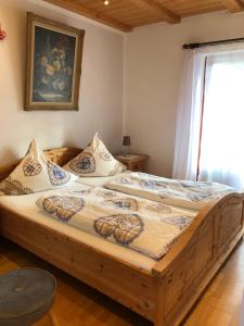 1 dormitorio con cama grande de madera y ventana en Ferienwohung Haus Renn, en Bischofswiesen