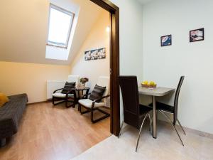 sala de estar con mesa y sillas en Vanilla Apartment 1, en Cracovia