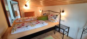 En eller flere senge i et værelse på Ferienwohnung Haus Alpenrebe