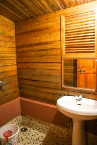 Ванна кімната в Baga Beach Cottage - A min away from Baga Beach