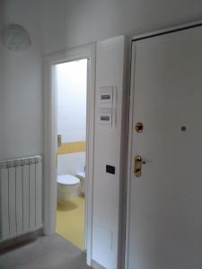 eine offene Tür zu einem Bad mit WC in der Unterkunft Casa vacanze The Flea's Home in Fondi