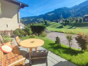 una mesa y sillas en un patio con vistas en Great holiday home in Hippach with sunny terrace, en Hippach