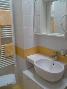 ein Badezimmer mit einem weißen Waschbecken und einem Spiegel in der Unterkunft Casa vacanze The Flea's Home in Fondi