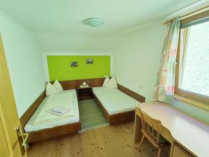 een kamer met 2 bedden en een raam bij Pretty Holiday Home in Mayerhofen with Balcony in Mayrhofen