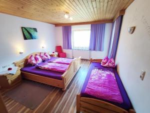 een slaapkamer met 2 bedden en een raam bij Scenic Holiday Home in Ramsau with Garden Barbeque in Hippach