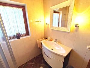 een badkamer met een wastafel en een spiegel bij Scenic Holiday Home in Ramsau with Garden Barbeque in Hippach