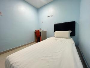 a bedroom with a large white bed in a room at OYO 90789 Stutong Point in Kuching