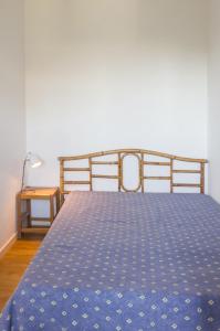 um quarto com uma cama com uma colcha azul e uma mesa em Maeva Selection Résidence Le Tanit em Juan-les-Pins