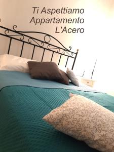 1 dormitorio con cama con sábanas verdes y almohada en Appartamento L'Acero en Cupello