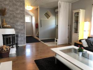 Big house, sauna, Wi-Fi, Isaberg, MTB, skiing, golf في Gnosjö: غرفة معيشة مع أريكة ومدفأة