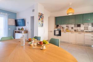 een keuken met een tafel en een fruitschaal bij Pilar Apartment Vista Mare in Portopalo