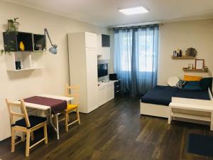 een slaapkamer met een bed, een tafel en een bureau bij Donna Flor casa vacanze in Barletta