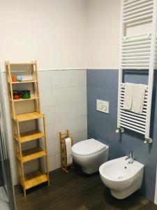 a bathroom with a toilet and a sink at Donna Flor casa vacanze in Barletta