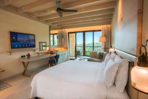 TV a/nebo společenská místnost v ubytování Saadiyat Rotana Resort and Villas