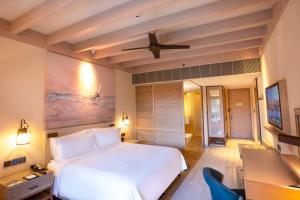 Postel nebo postele na pokoji v ubytování Saadiyat Rotana Resort and Villas