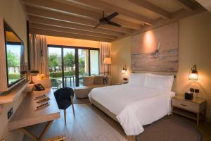 Postel nebo postele na pokoji v ubytování Saadiyat Rotana Resort and Villas