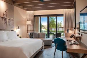 Postel nebo postele na pokoji v ubytování Saadiyat Rotana Resort and Villas