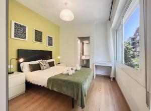 バルセロナにあるStay U-nique Apartments Aribau IIのベッドルーム1室(ベッド1台、大きな窓付)