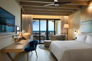 Postel nebo postele na pokoji v ubytování Saadiyat Rotana Resort and Villas