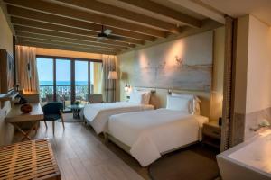 Postel nebo postele na pokoji v ubytování Saadiyat Rotana Resort and Villas