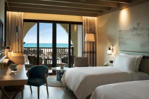Postel nebo postele na pokoji v ubytování Saadiyat Rotana Resort and Villas