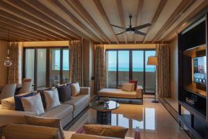 Televiisor ja/või meelelahutuskeskus majutusasutuses Saadiyat Rotana Resort and Villas