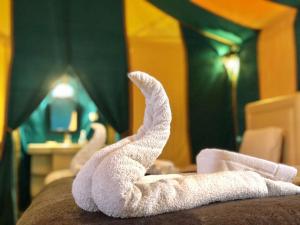 Postel nebo postele na pokoji v ubytování Glamorous Luxury Camp