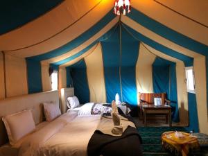 Postel nebo postele na pokoji v ubytování Glamorous Luxury Camp