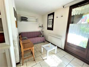 - un salon avec un canapé et une table dans l'établissement Appartement La Salle-les-Alpes, 1 pièce, 4 personnes - FR-1-330F-143, à Serre Chevalier