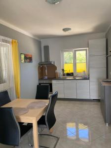 cocina con mesa y sillas en una habitación en Modern Seeview Apartment Maslenica with Free WIFI and Free PARKING, en Maslenica