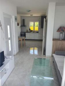 een woonkamer met een bank en een glazen tafel bij Modern Seeview Apartment Maslenica with Free WIFI and Free PARKING in Maslenica