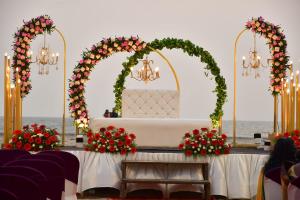 - un autel de mariage avec une arche et des fleurs dans l'établissement Alleppey Palm Beach Resort & Cafe, à Alappuzha