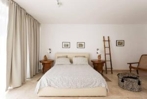 biała sypialnia z łóżkiem i krzesłem w obiekcie Rome villa swimming pool w mieście Campagnano di Roma