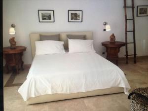 A bed or beds in a room at Rome villa swimming pool
