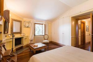 A bed or beds in a room at Rome villa swimming pool