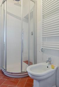 uma casa de banho com um chuveiro, um WC e um lavatório. em Castellinaria em Lari
