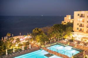 widok z powietrza na hotel z dwoma basenami w obiekcie Domina Zagarella Sicily w mieście Santa Flavia