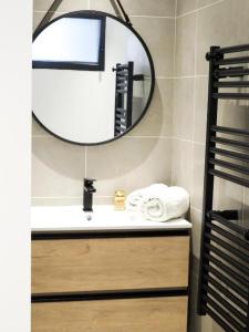 een badkamer met een spiegel en een wastafel bij Résidence Le Lonca PORTICCIO in Porticcio