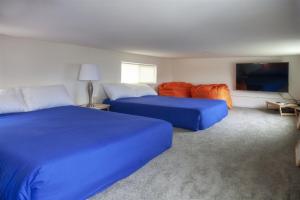 ein Hotelzimmer mit 2 Betten und einem Flachbild-TV in der Unterkunft H - Cochito in Fort Bragg