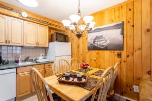 cocina con mesa de madera y sillas en Mountainside Haven - walk to Hunter Mtn!, en Hunter