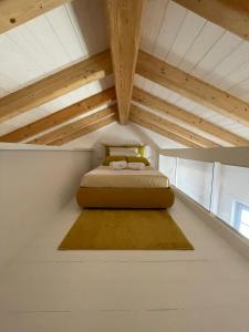 ein Schlafzimmer mit einem Bett im Dachgeschoss in der Unterkunft STAZZU LU CHISSONI in Luogosanto