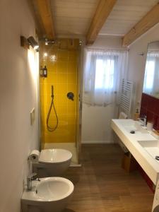 A bathroom at STAZZU LU CHISSONI