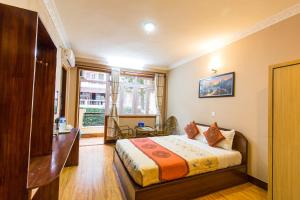 Giường trong phòng chung tại Hotel Acme Inn