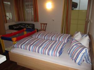 łóżko z 4 poduszkami na górze w obiekcie Appartment Steger Klara w mieście Mittersill