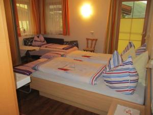 Pokój z 3 łóżkami i salonem w obiekcie Appartment Steger Klara w mieście Mittersill