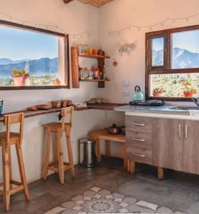 une cuisine avec un comptoir, un évier et une fenêtre dans l'établissement Cabaña Paraíso Cachi, à Cachí