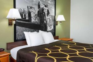 Postel nebo postele na pokoji v ubytování Super 8 by Wyndham Amarillo Central TX