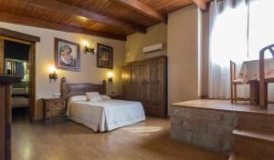 1 dormitorio con 1 cama y baño con ventana en Casa Rural La del Alba Sería, en Argamasilla de Alba